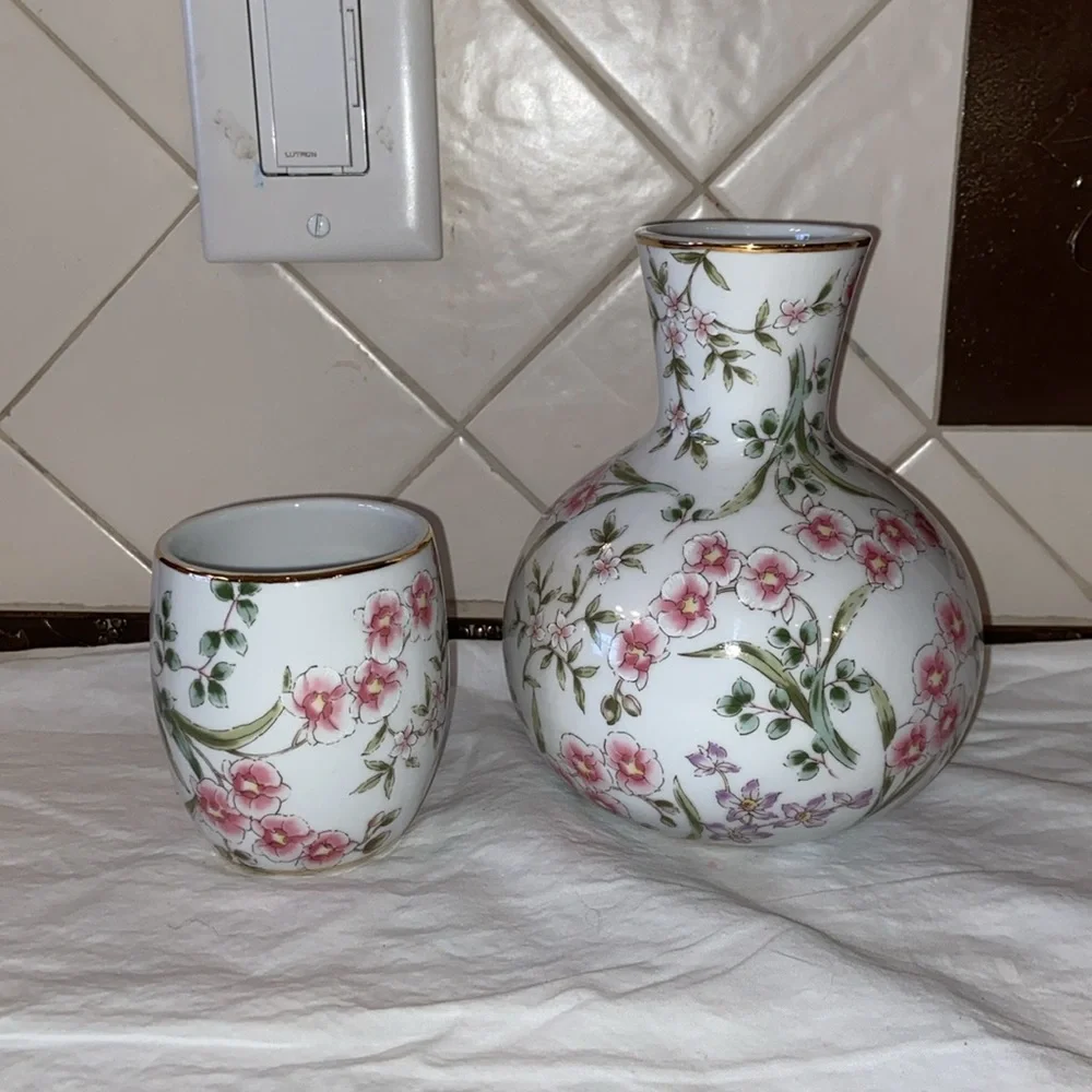 Like new Beautiful porcelain Nantucket Bedside carafe set